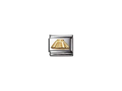 Ein Schmuckstück von Nomination, das eine stilisierte Maya-Pyramide darstellt. Die Pyramide ist in goldener Farbe gestaltet und hebt sich auf einem silbernen Hintergrund ab.
