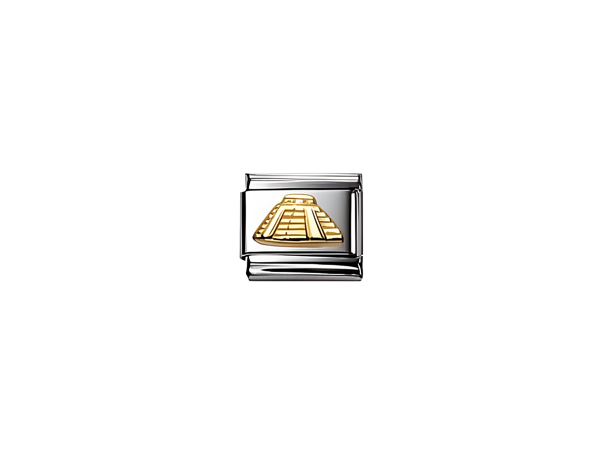 Ein Schmuckstück von Nomination, das eine stilisierte Maya-Pyramide darstellt. Die Pyramide ist in goldener Farbe gestaltet und hebt sich auf einem silbernen Hintergrund ab.