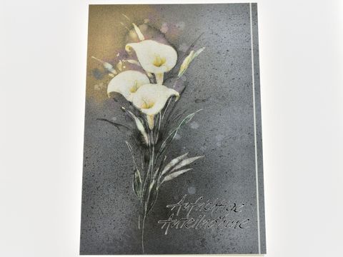 Trauerkarte mit zarten weißen Lilien auf grauem Hintergrund, dekorative Gestaltung mit sanften Farbakzenten, Hersteller Juwelier Harnisch, geeignet für Traueranlässe.