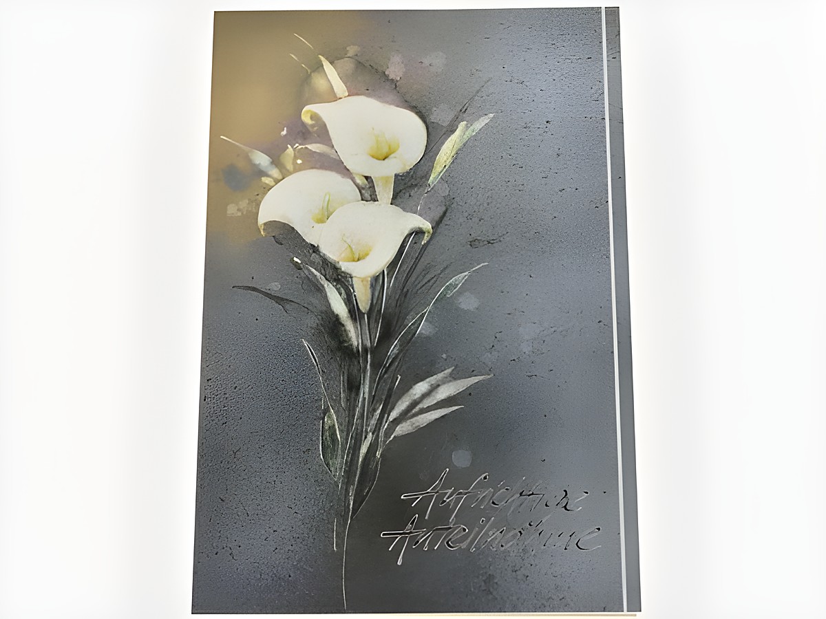 Trauerkarte mit zarten weißen Lilien auf grauem Hintergrund, dekorative Gestaltung mit sanften Farbakzenten, Hersteller Juwelier Harnisch, geeignet für Traueranlässe.
