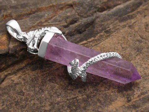 Anhänger aus Sterling Silber mit einem Drachen-Design, der einen Amethysten umschlingt, ideal als Schmuckstück für Edelsteinliebhaber, Hersteller Juwelier Harnisch.