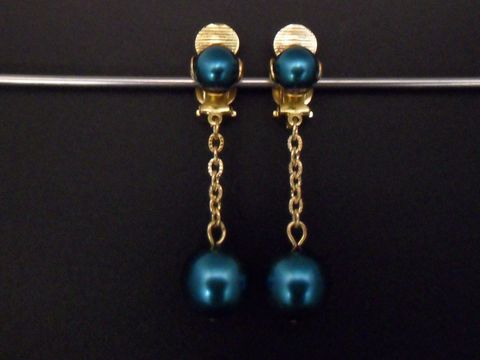 71873-0 Ohrclip in türkisblau mit zeitlosem Design, verziert mit goldfarbenen Elementen und Kunstharz, hergestellt von Juwelier Harnisch, perfekt für eleganten Schmuck.