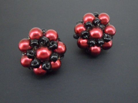 Dunkelrote und schwarze blumige Ohrclips mit goldfarbenen Details und synthetischen Zuchtperlen, Hersteller Juwelier Harnisch, stilvolles und elegantes Design.