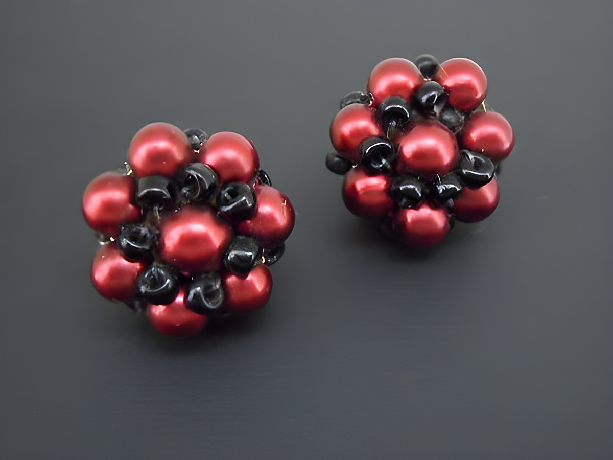 Dunkelrote und schwarze blumige Ohrclips mit goldfarbenen Details und synthetischen Zuchtperlen, Hersteller Juwelier Harnisch, stilvolles und elegantes Design.