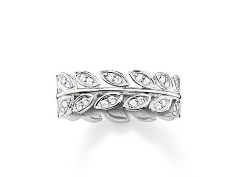 Der Thomas Sabo Blätterring aus Sterling Silber in Größe 50 ist mit weißen Zirkonia verziert und hat ein filigranes Blattdesign.