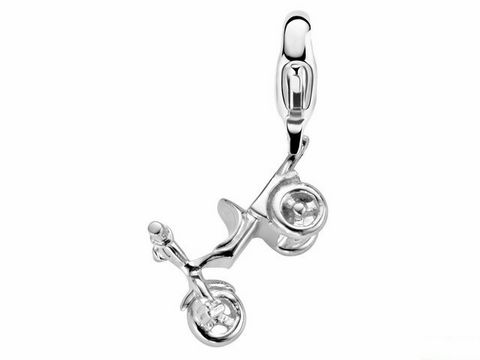 Silberner Charme in Form eines Dreirads von Ti Sento, detailreich gestaltet mit zwei Rädern und einer Lenkerführung, ideal zum Ergänzen von Schmuckstücken.