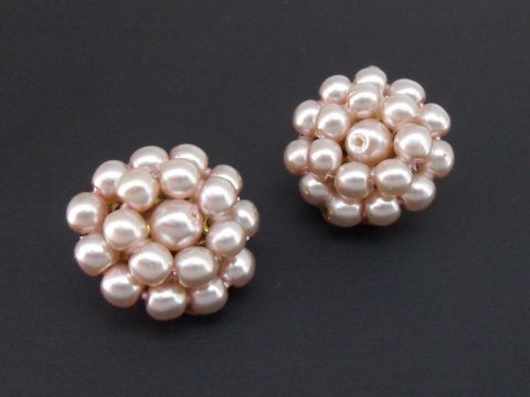 Ohrclip in pastellrosa Perlentraum mit goldfarbener synth. Zuchtperle, Hersteller Juwelier Harnisch, elegante und zeitlose Schmuckstücke für jeden Anlass.