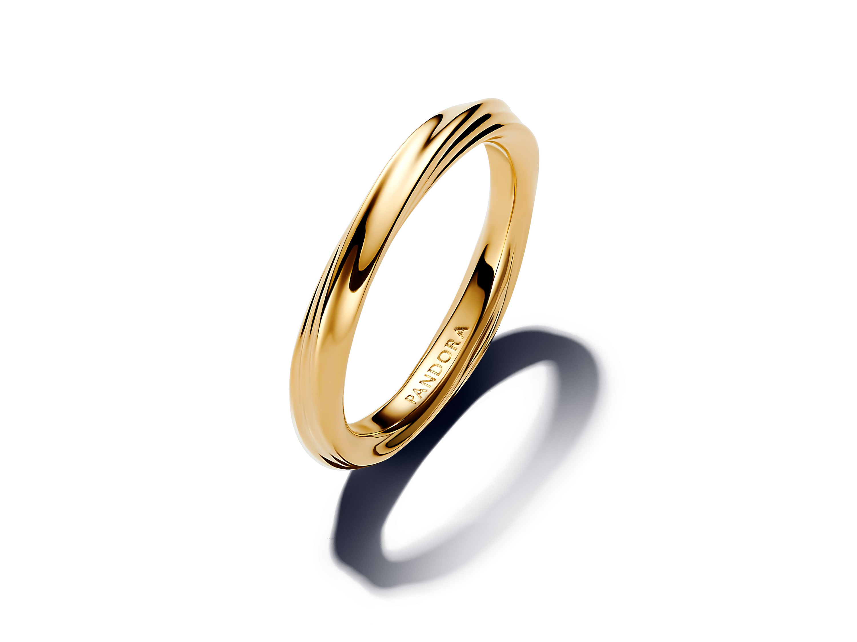 Verdrehter Ring von Pandora in Gelbgold Vergoldung, Größe 60, elegant mit geschwungenen Linien, ideal für jeden Anlass und Teil der aktuellen Kollektion.