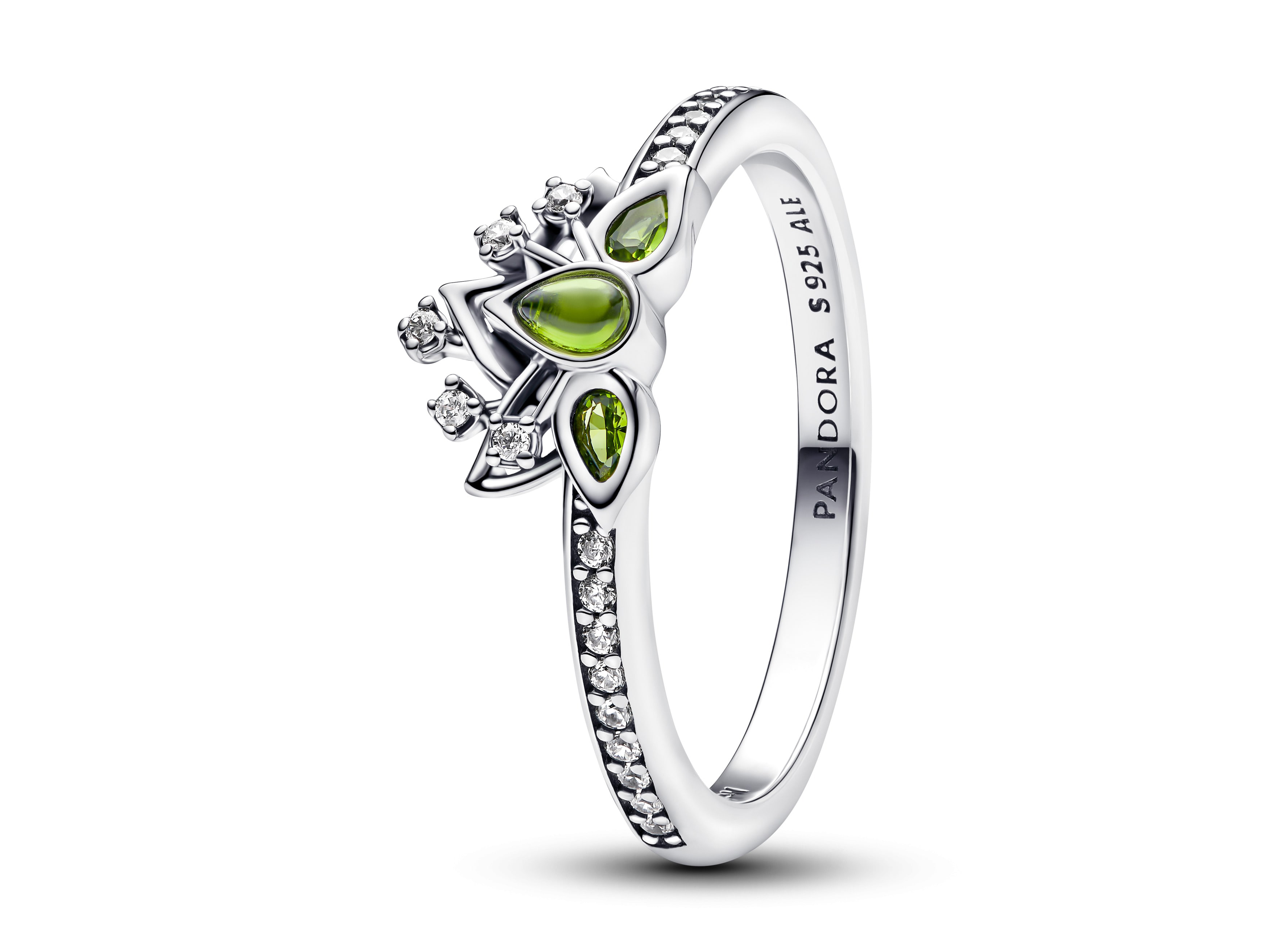 Ein Silberring von Pandora mit einer stilisierten Schneewittchen-Krone, verziert mit grünen Zirkonia und roten Emaille-Details, Größe 48. Elegant und versprüht ein märchenhaftes Flair.