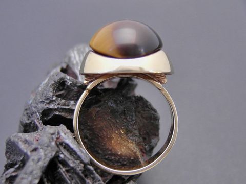 Pompöser Goldring in Größe 54-58 mit Tigerauge aus Gold 333, Hersteller Juwelier Harnisch, bis Größe 56/18, elegantes Design auf grauem Hintergrund.