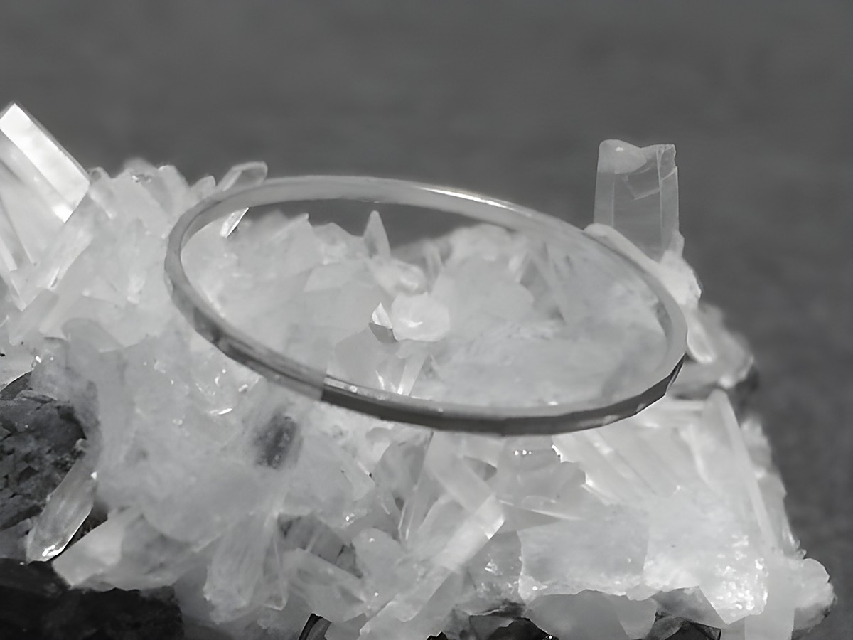 Silber Ring rhodiniert 1mm breit in Größe 60 19mm auf einem Bett aus Kristallen präsentiert, ideal für elegante Schmuckpräsentationen im Onlineshop.