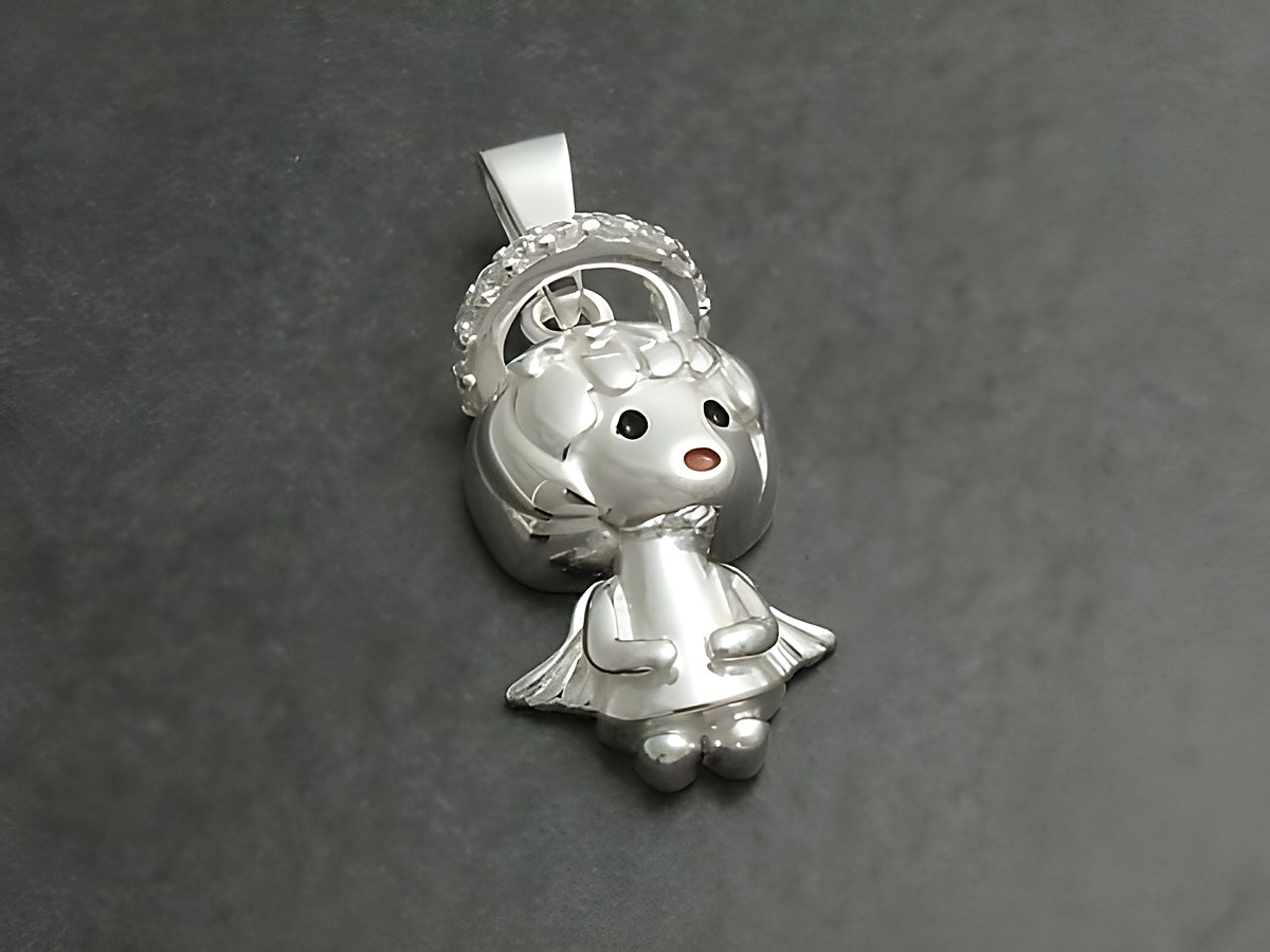Ein Engelchen-Anhänger aus Sterling Silber 925 mit Zirkonia. Der Anhänger zeigt ein niedliches Engelchen mit Flügeln und einer Künstlichen Halos, perfekt für jeden Anlass.