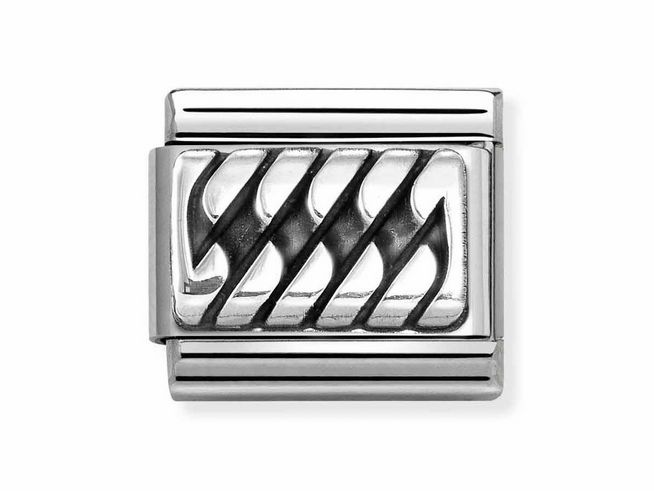Verflochtenes Motiv in Schwarz und Silber, hergestellt aus Sterling Silber und Edelstahl, von Nomination. Elegantes und modernes Design für stilvolle Schmuckstücke.