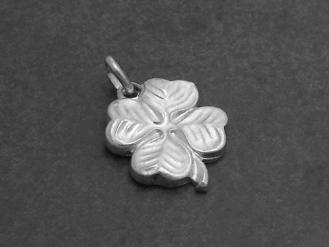 Silber Anhänger Glücksbringer Kleeblatt Glück, Hersteller Juwelier Harnisch, Glücksbringer, stilvoller und eleganter Anhänger in Form eines vierblättrigen Kleeblatts für Glück und Wohlstand.