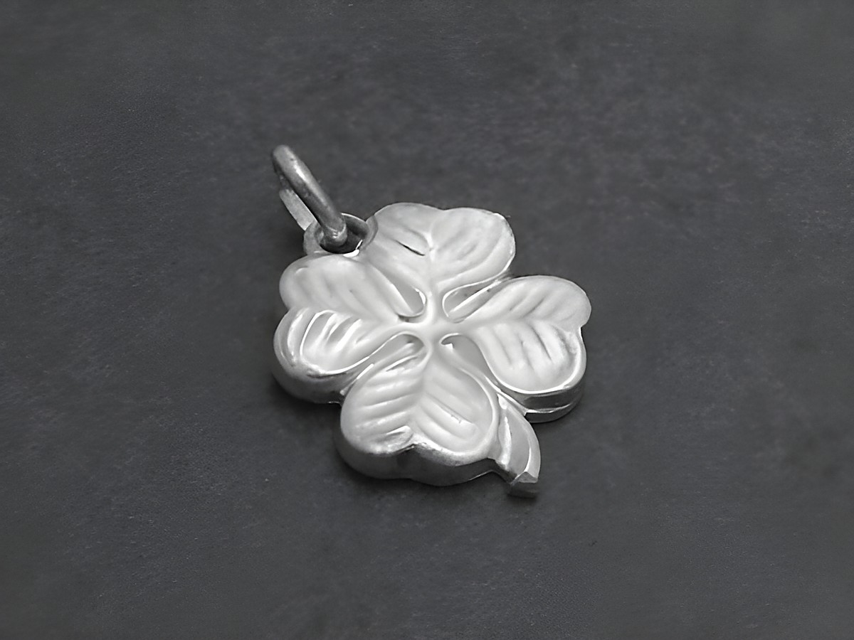Silber Anhänger Glücksbringer Kleeblatt Glück, Hersteller Juwelier Harnisch, Glücksbringer, stilvoller und eleganter Anhänger in Form eines vierblättrigen Kleeblatts für Glück und Wohlstand.