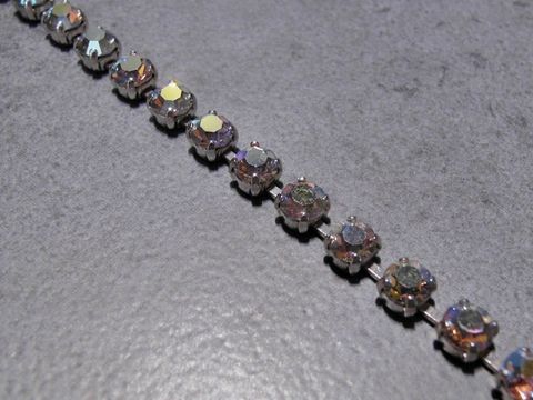 Elegantes Strass Armband aus Multi Schimmer Strassschmuck in der Größe 16,5-18,5 cm vom Hersteller Juwelier Harnisch, ideal für besondere Anlässe und als modisches Accessoire.