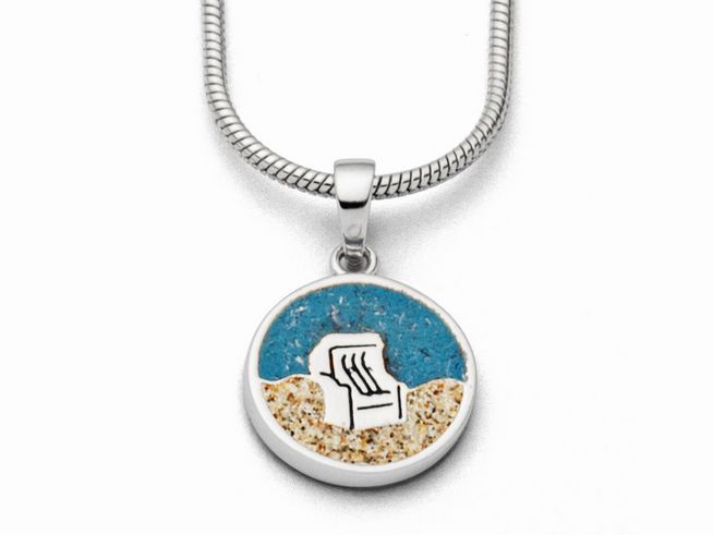 DUR Anhänger Strandkorb aus Sterling Silber mit einer runden Fläche in Blau und Sandfarben, darauf ein stilisierter Strandkorb, der sommerliche Urlaubsstimmung vermittelt.
