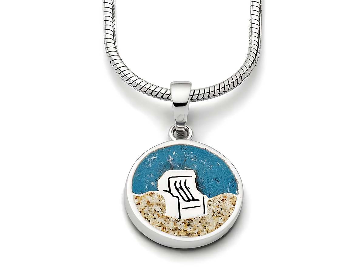 DUR Anhänger Strandkorb aus Sterling Silber mit einer runden Fläche in Blau und Sandfarben, darauf ein stilisierter Strandkorb, der sommerliche Urlaubsstimmung vermittelt.