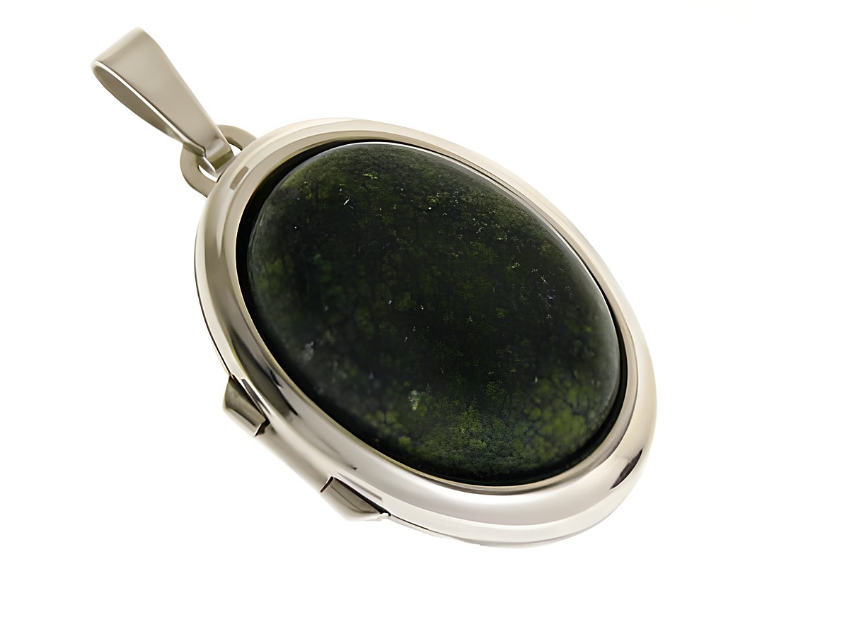 Medaillon aus Weißgold 585 mit grünem Serpentin Cabochon, hergestellt von Juwelier Harnisch, elegant und zeitlos im Design, ideal als Schmuckstück oder Geschenk.