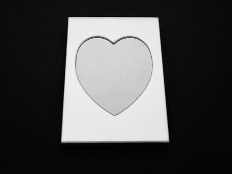 Magnetischer Bilderrahmen in Herzform 6,5 x 5,5 cm für 5,2 x 3,4 cm Bilder. Ideal für persönliche Gravuren, Hersteller Juwelier Harnisch. Elegantes Design in Weiss.