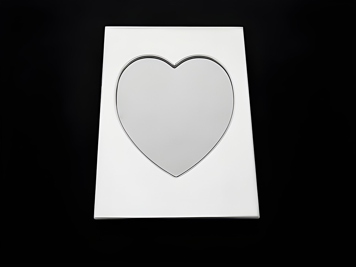 Magnetischer Bilderrahmen in Herzform 6,5 x 5,5 cm für 5,2 x 3,4 cm Bilder. Ideal für persönliche Gravuren, Hersteller Juwelier Harnisch. Elegantes Design in Weiss.