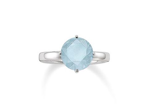 Ring von Thomas Sabo aus Silber mit einem runden, facettierten milchigen Aquamarin in Größe 54. Elegant und zeitlos.