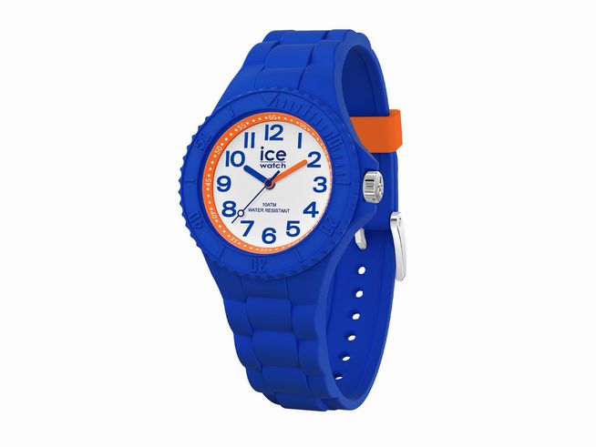 Die Ice-Watch ICE hero in der Farbe Blue dragon mit extra kleinem Gehäuse zeigt ein blaues Silikonarmband und ein weißes Ziffernblatt mit orangefarbener Uhrzeit. Neuheiten von Ice watch.