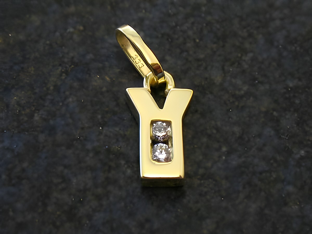 Y Buchstaben Anhänger aus Gold mit zwei Zirkonia, Hersteller Juwelier Harnisch, stilvolles Design, perfekt für persönliche Akzente und Haute Couture.