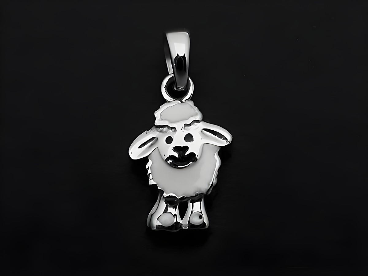 Silber Anhänger in Schaf-Form für Kinder, tierisch gestaltet mit weiß-schwarzem Lack, hergestellt von Juwelier Harnisch. Ideal als süßes Accessoire.