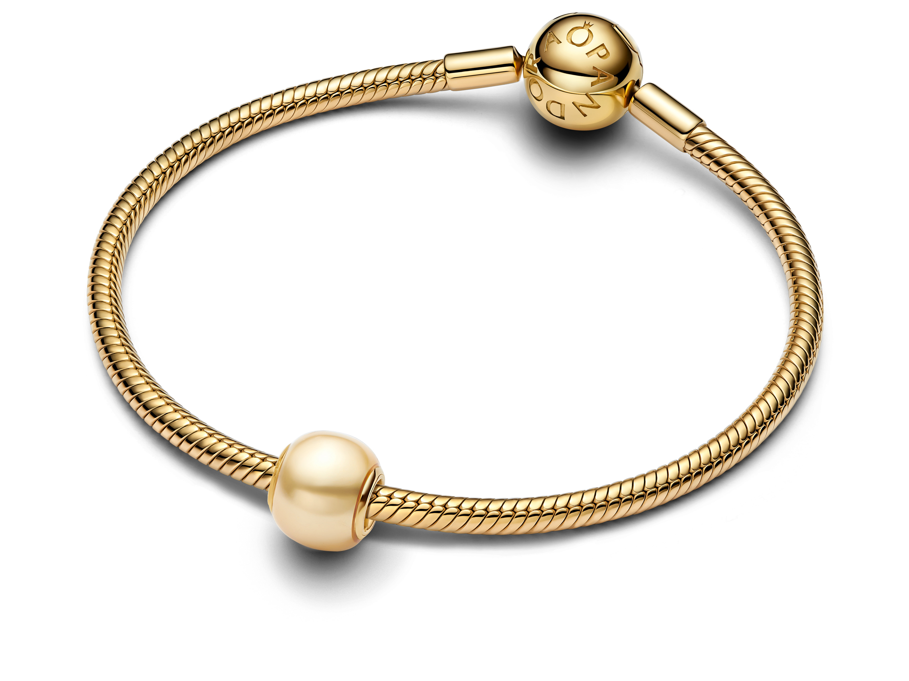 Goldener Charm von Pandora mit gelbgold vergoldetem Design und einer synthetischen gelben Perle, perfekt für elegante Armbänder und modische Akzente.