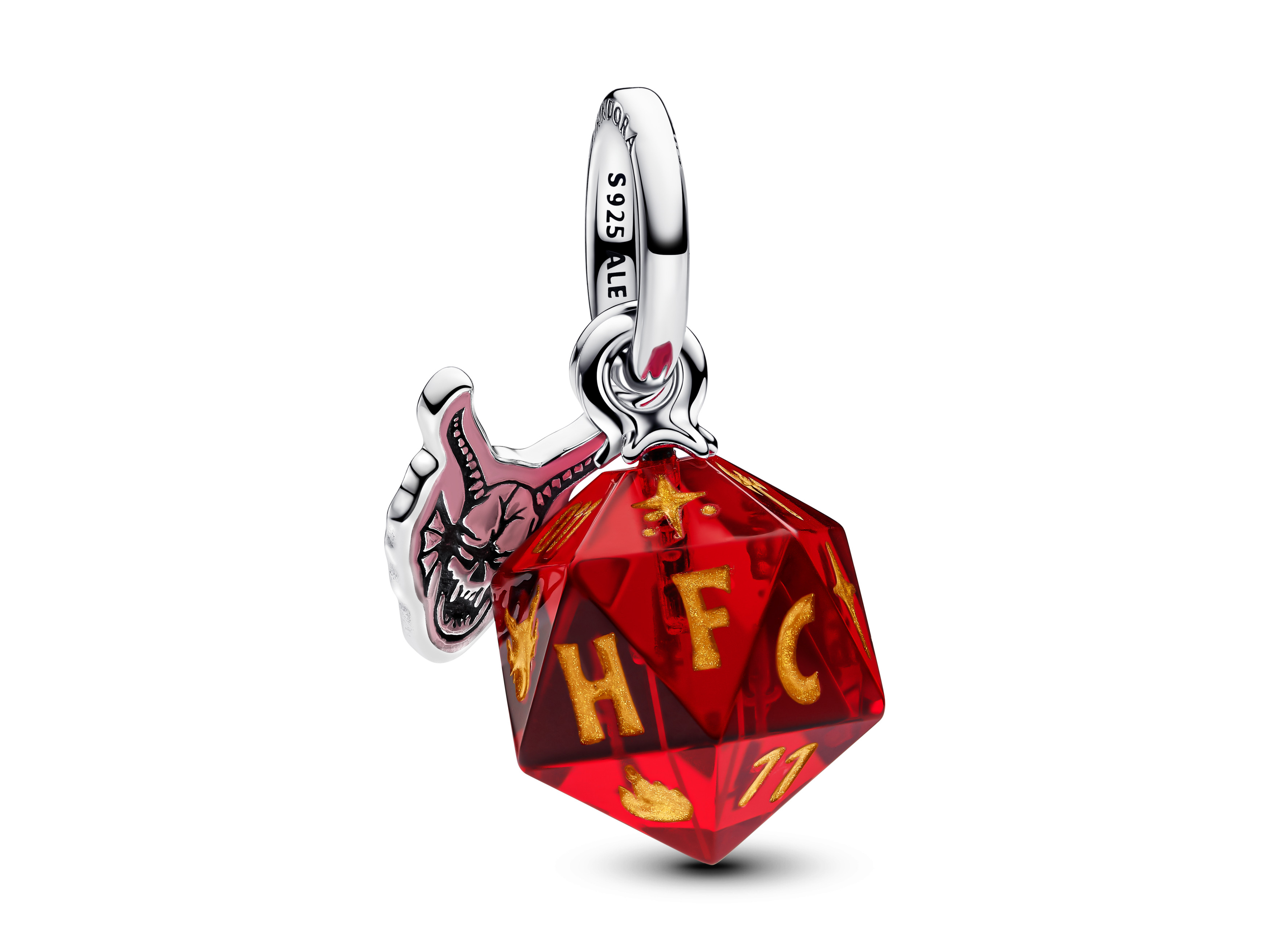 Der Pandora Charm zeigt einen silbernen Anhänger mit einem roten Muranoglas Würfel, verziert mit goldenen Buchstaben und einem Design, das an Stranger Things erinnert.
