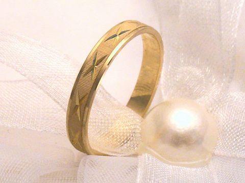 Trauring Ehering CROSS aus Gold 333, Größe 52/16,5, mit eleganter Gravur und glänzender Oberfläche, Hersteller Juwelier Harnisch, perfekt für den besonderen Anlass.