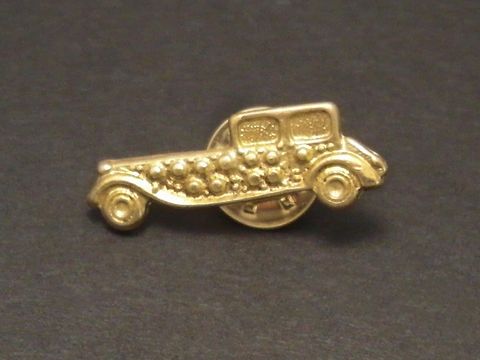 Oldtimer Limousine als Pin Anstecker Anstecknadel, von Hersteller Juwelier Harnisch, detaillierte Darstellung eines klassischen Fahrzeugs in goldener Farbe, ideal für Sammler und Autoenthusiasten.