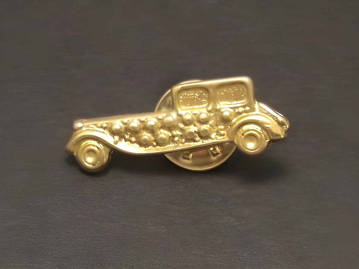 Oldtimer Limousine als Pin Anstecker Anstecknadel, von Hersteller Juwelier Harnisch, detaillierte Darstellung eines klassischen Fahrzeugs in goldener Farbe, ideal für Sammler und Autoenthusiasten.