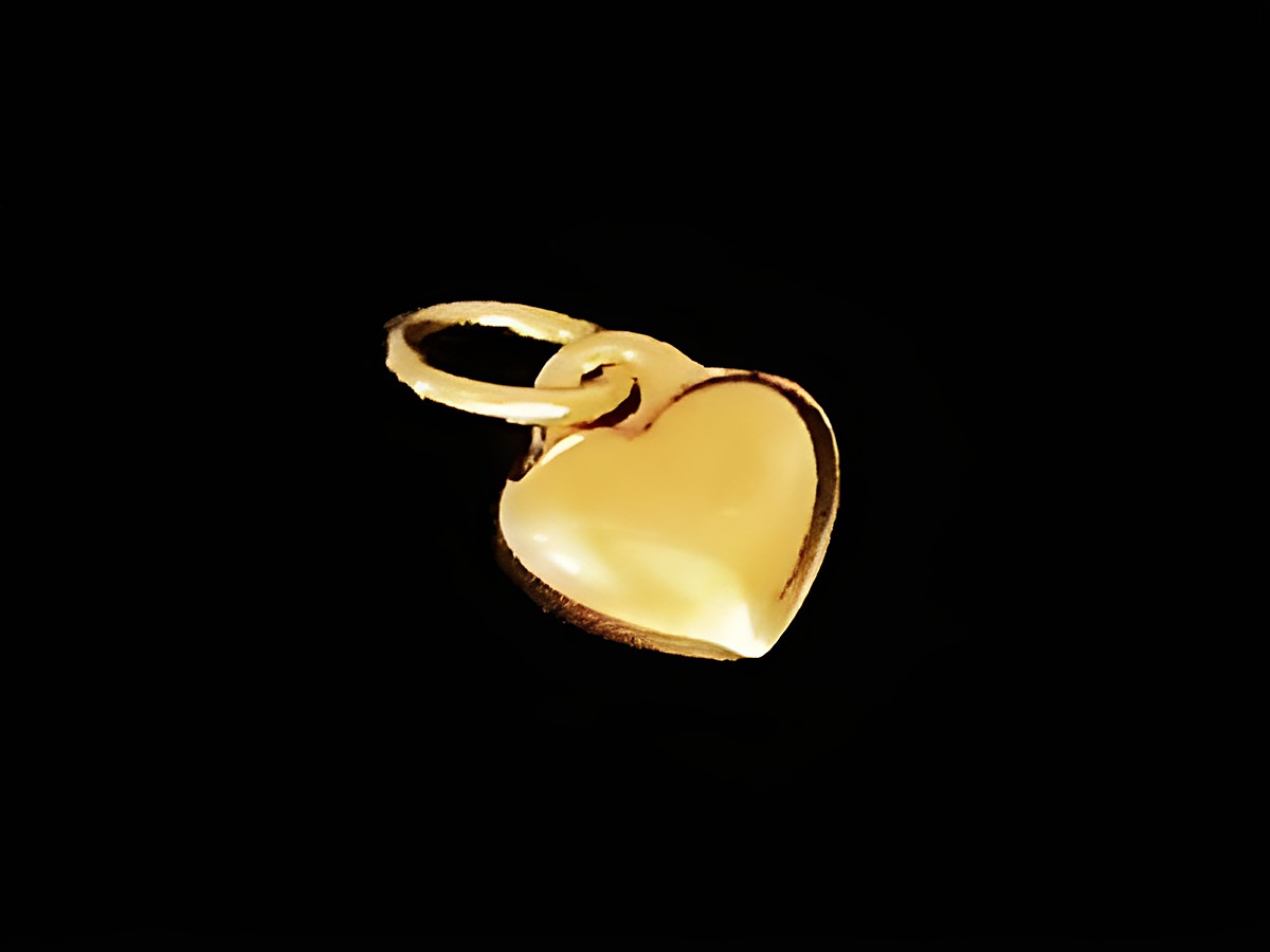 Herz Gold Anhänger 585 Gold mini vom Hersteller Juwelier Harnisch, plastisch geformt, mit einem glänzenden Finish auf schwarzem Hintergrund.