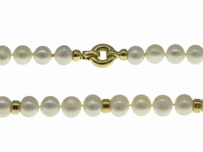 Perlenkette aus Süßwasser-Zuchtperlen in Weiß, 10-10,5 mm, 45 cm lang, mit einem edlen Verschluss aus Gold 585, klassisch und zeitlos, hergestellt von Juwelier Harnisch.