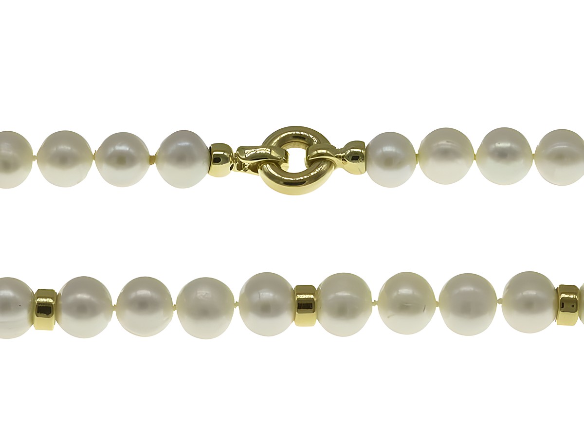 Perlenkette aus Süßwasser-Zuchtperlen in Weiß, 10-10,5 mm, 45 cm lang, mit einem edlen Verschluss aus Gold 585, klassisch und zeitlos, hergestellt von Juwelier Harnisch.