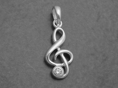 Silber Anhänger in Form eines Violinschlüssels mit einem weißen Zirkonia, Hersteller Juwelier Harnisch, ideal für Musikliebhaber.