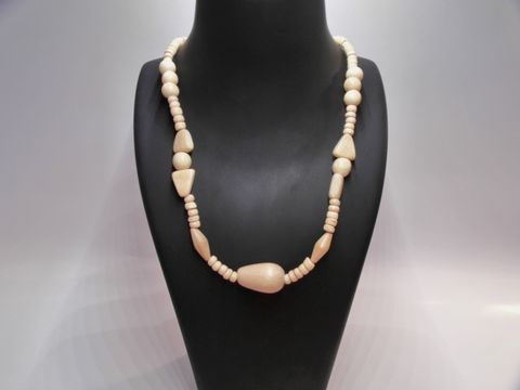 Holzkette in naturbraun, 24 mm, 60 cm lang, mit verschiedenen Holzperlen in verschiedenen Formen und Größen, hergestellt von Juwelier Harnisch. Ideal als Schmuckstück.