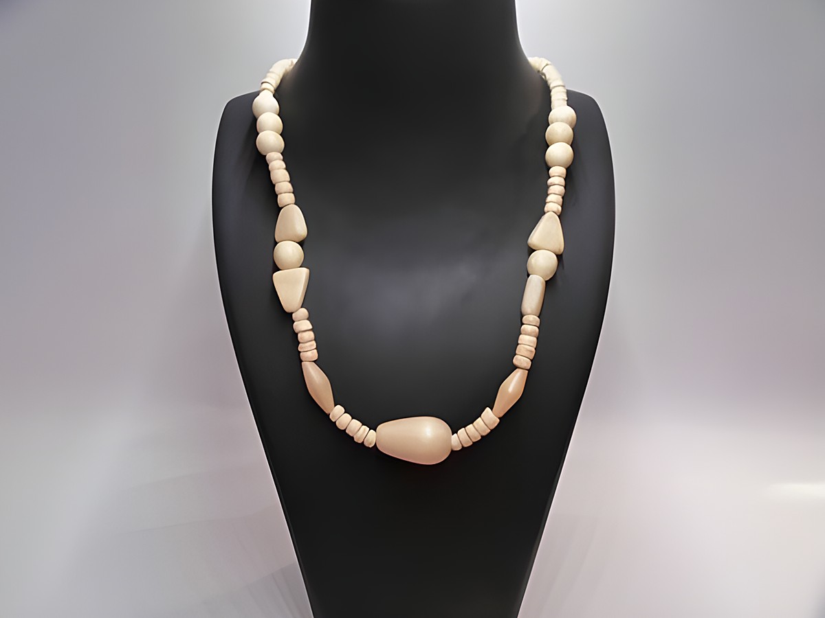 Holzkette in naturbraun, 24 mm, 60 cm lang, mit verschiedenen Holzperlen in verschiedenen Formen und Größen, hergestellt von Juwelier Harnisch. Ideal als Schmuckstück.