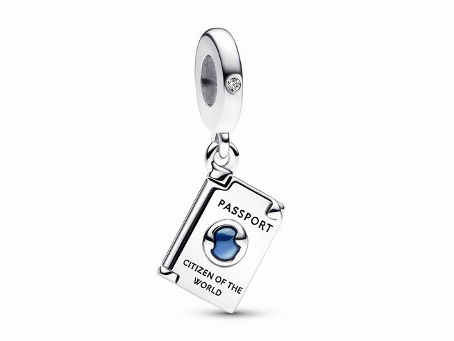 Auf dem Bild ist der Pandora 792680C01 Aufklappbarer Reisepass Charm-Anhänger aus Sterling Silber zu sehen, gestaltet als Reisepass mit blauer Verzierung und der Gravur Citizen of the World.