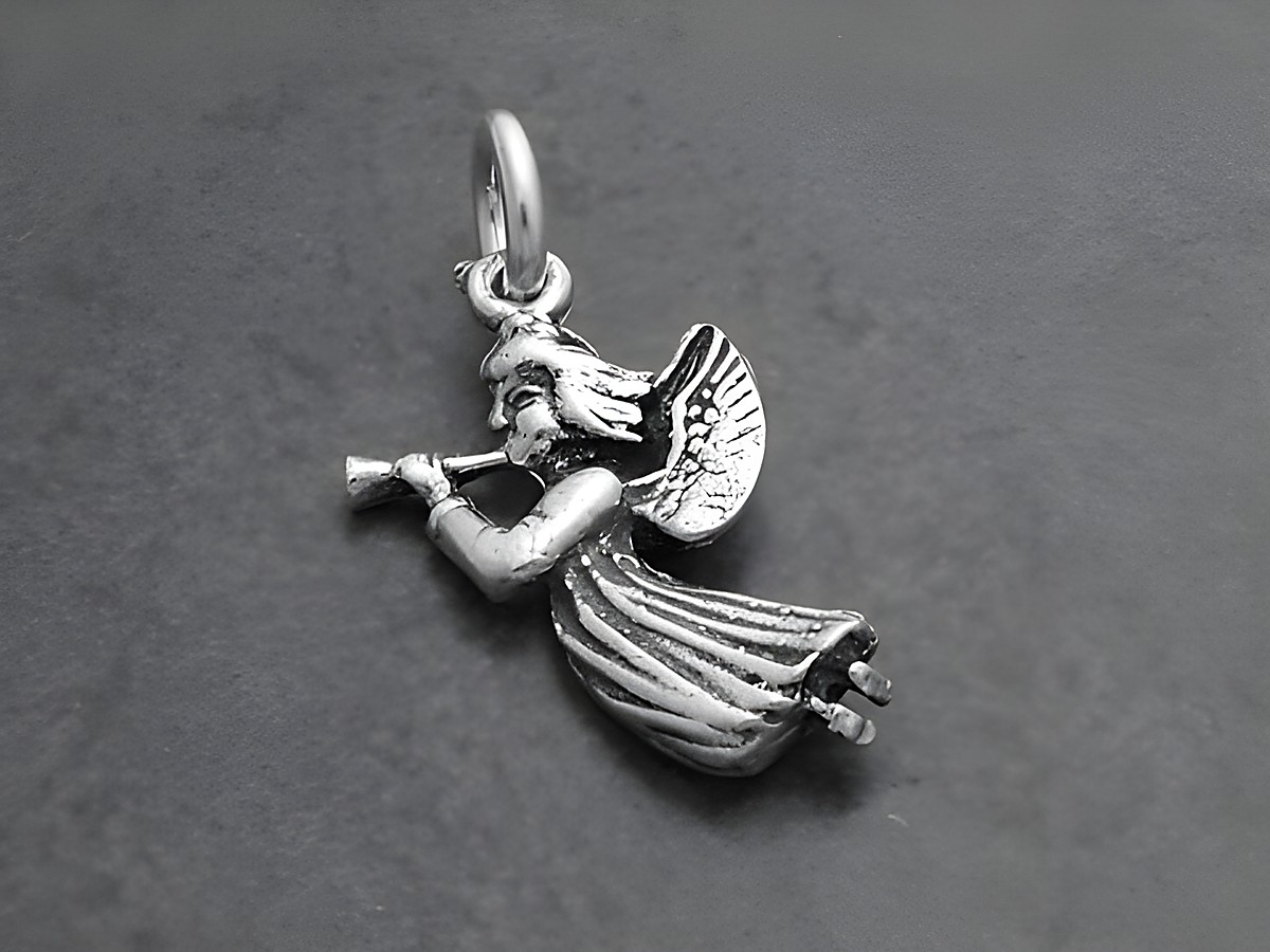 925 Sterling Silber Anhänger Musikengel, Darstellung eines Engels mit Flöte, detailreich gestaltet, Hersteller Juwelier Harnisch, ideal als besondere Geschenkidee.
