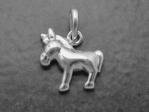Silber Anhänger in Form eines süßen Ponys, ideal als Geschenkidee, wirkt verspielt und charmant, hergestellt von Juwelier Harnisch, perfekt für Tierliebhaber.