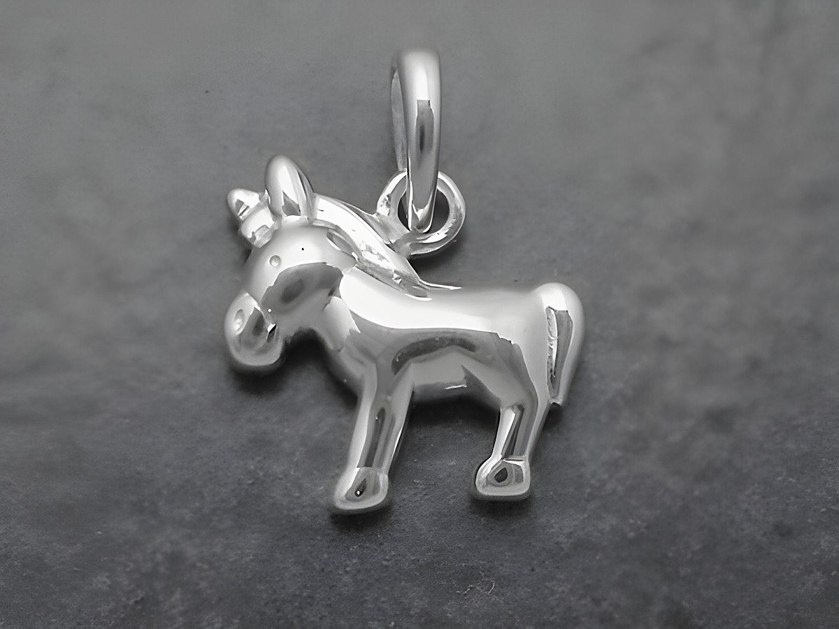 Silber Anhänger in Form eines süßen Ponys, ideal als Geschenkidee, wirkt verspielt und charmant, hergestellt von Juwelier Harnisch, perfekt für Tierliebhaber.