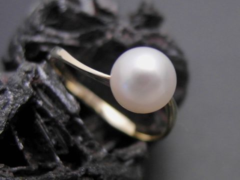 Gold Perlen Ring klassisch Gr. 54 mit Zuchtperle 6,8 mm aus Gold 585 vom Hersteller Juwelier Harnisch, elegant und zeitlos. Ideal für besondere Anlässe oder als Geschenk.