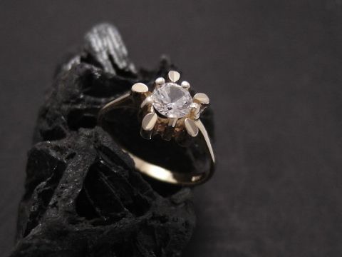 Ein eleganter ring aus gold mit elfengleichem design, besetzt mit einem funkelnden zirkonia in der größe 56 vom juwelier harnisch, ideal für besondere anlässe.