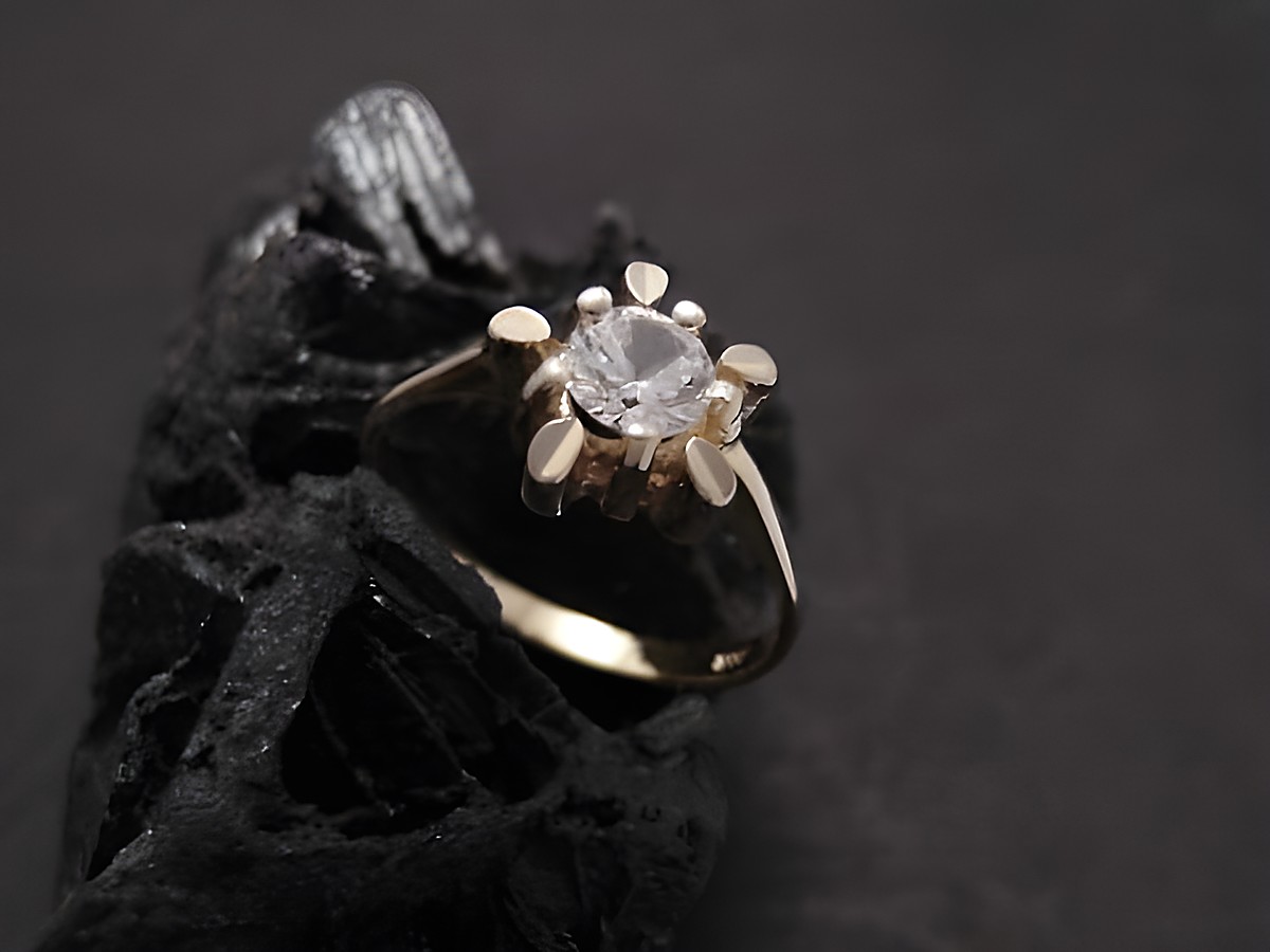 Ein eleganter ring aus gold mit elfengleichem design, besetzt mit einem funkelnden zirkonia in der größe 56 vom juwelier harnisch, ideal für besondere anlässe.