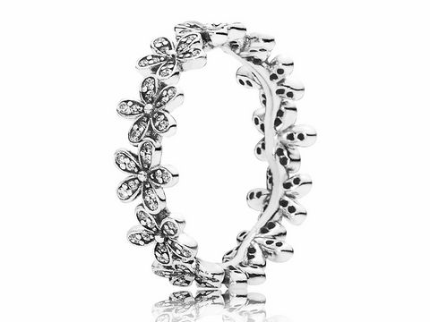 Glanzvolles Blümchen-Band von Pandora, Ring mit Zirkonia in Größe 58, kunstvoll gestaltete Blumenmuster in hochwertigem Material, ideal für elegante Akzente.