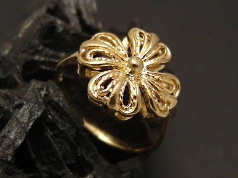 44338-0 Goldring mit floralem Design in Gold 333, Größe 52, Hersteller Juwelier Harnisch, ideal bis Größe 52/17, zarte Blütenform mit detaillierten Blattstruktur.