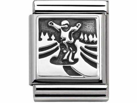 433211102-0 Edelstahlarmband mit Anhänger aus Silber 925, der einen Snowboarder in Aktion darstellt, umgeben von einer winterlichen Landschaft. Ideal für Sport- und Freizeitliebhaber.